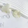 Concha acetinada com padrão floral de camélia, design de nicho, moderno e único, flor de camélia tridimensional, acessório doce de alta qualidade para DIY