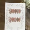 Tao Xili [Banquete de Flor de Durazno Graso] Temperamento Dulce Rosa Durazno Suave Brillo Fino Flor Tallada Perla Apilada Pedrería Uñas Portátiles Hechas a Mano