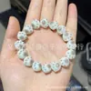 Pulsera de Raíz de Bodhi Imitación Uña de Gato Tostada al Carbón Pulsera de Bodhi Blanco Suave de Alta Densidad Envolviendo Dedos Jugando con la Mano de las Niñas