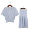 Conjunto de dos piezas de punto calado de color liso para mujer, con un cárdigan de manga corta de cintura alta con volantes y una falda midi combinada, en un estilo suave adecuado para vacaciones