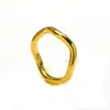 Anel Curvo Simples Estiloso Frio Europeu e Americano para Mulheres Moda Tendência Ins Aço Titânio Ouro 18K Anel para Dedo Indicador Atacado