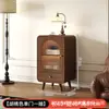Cristaleira vintage na cor nogueira com portas de vidro arqueadas e múltiplas gavetas, adequada para sala de estar ou escritório, para guardar livros e itens decorativos