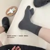 Meias femininas de outono e inverno estilo coreano, cor sólida, com separador de dedos, casuais e versáteis, sapatos com separador de dedos (dedo do pé de porco), meias listradas sem costura estilo japonês, com dois dedos