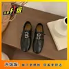 Zapatos de cuero estilo brogue británico para mujer, nuevo modelo primavera 2026, doble hebilla con diseño tallado, mocasines vintage, zapatos planos de una sola pieza