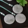 Venta al por mayor de fábrica colgante de jade con paisaje de esmeralda Tianshan jade blanco con jade redondo de esmeralda collar de jade para hombre y mujer