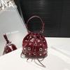 Bolso Cubo de Nicho Súper Popular Transfronterizo para Mujer 2025 Nuevo Estilo Punk Europeo y Americano Bolso Bandolera con Remaches Bolso Cruzado