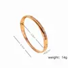 Pulsera de acero de titanio transfronteriza letras romanas para mujer temperamento simple galvanizado oro rosa joyería de mano no se decolora venta al por mayor de fábrica