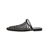 Novas Sandálias Planas Estilosas Vazadas com Biqueira Fechada para Praia Femininas, Sandálias de Trama Mesh Slip-On de Verão para Uso ao Ar Livre