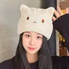 8327 otoño e invierno lindo oso sombrero cálido cara pequeña protección para las orejas sombrero de punto de lana moda coreana sombrero con cordón para mujer