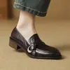 Mocassins de couro de cordeiro super macios para mulheres, com salto de espessura média, bico baixo e estilo britânico, na cor marrom.