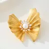 Broche de Lazo Dorado Cepillado de Lujo y Sofisticación con Circonita Incrustada de Cobre y Perla de Agua Dulce, Alfiler Exquisito, Broche Popular