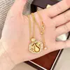Colar Pingente Vaso Dourado Escovado, Popular no Xiaohongshu, Novo Colar Estilo Chinês com Padrão de Nuvem Vazado com Strass, Corrente de Clavícula Exquisite para Mulheres