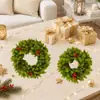 Corona artificial de pino de cabeza plana con follaje denso, bayas rojas artificiales tridimensionales y piñas, esquema de color navideño fresco clásico para fiestas