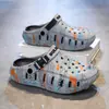 Chinelos de Praia Baotou Masculinos 2026 Verão Novo Estilo Roupa Externa Solado Macio Sensação Aconchegante Sapatos com Furos Casuais para Dirigir Tamanho Grande
