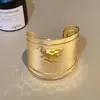Anillo de Brazo de Flor de Metal Exagerado Transfronterizo Europeo y Americano para Mujer Dulce Fresco Chica Picante Mariposa Pulsera Dorada Pulsera de Brazo con Línea de Sentido Avanzado
