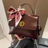 Bolsa de Mão com Lenço de Seda da Moda para Mulheres 2026 Novo Estilo Bolsa Kelly de Couro com Cera de Óleo Versátil Bolsa Transversal de Alto Padrão