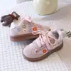 Zapatillas Deportivas para Niños 2026 Otoño Nuevo Estilo Femeninas Elegantes Zapatos de Plataforma con Flores Zapatos Casuales para Niños Suela Suave Zapatos de Entrenamiento Alemanes Modernos