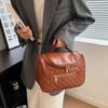Bolsa de almacenamiento portátil de cuero suave de PU, bolsa de aseo de gran valor, bolsa de cosméticos portátil de gran capacidad con bordado rómbico simple.