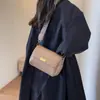 Bolso pequeño cuadrado retro muy elegante para mujer, nuevo modelo de otoño 2026, bolso cruzado sencillo con correa ancha al hombro, bolso de hombro moderno y único
