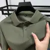 Camisa Polo de Cor Sólida com Manga Curta para Homem 2025 Nova Verão Casual de Negócios Corte Solto Camiseta de Meia-Manga com Gola Polo