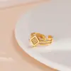 Anillo Multielemento Simple Incrustado con Diamantes de Acero Inoxidable en Oro de 18K para Mujer, Anillo Liso Versátil de Moda de Lujo Ligero de Nicho para Apilar