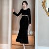 Vestido 2026 Otoño Nuevo Estilo Socialité Femenina Elegante Incrustado de Diamantes Cuello Redondo Ceñido a la Cintura que Resalta las Caderas Vestido de Cola de Pez 15351