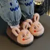 Lindas pantuflas de algodón de dibujos animados para niños, cómodas y cálidas, zapatos de algodón para niños mayores, pantuflas peludas de moda para niñas, forradas de felpa