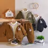 Conjunto de três peças moderno para bebê com estampa de letras, apresentando uma jaqueta de algodão acolchoada com capuz em padrão losangular, um top de gola alta e calças de algodão espessas.