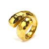 Nuevo anillo de cruz con patrón de martillo de alta calidad de estilo europeo y americano para mujer, chapado en acero de titanio y oro de 18 quilates, elegante y creativo, joyería artesanal.