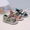 Sandalias Blandas de Moda para Niños 2026 Verano Nuevas Ligeras de Velcro Punta Abierta Zapatos de Playa para Niños Sandalias para Estudiantes