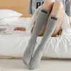 Calcetines miu de estilo coreano grises con rayas verticales de pierna ancha hasta la rodilla para mujer, calcetines largos de algodón estilo japonés JK para el otoño/invierno, perfectos con botas