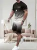 Nova Camiseta Casual Esportiva de Manga Curta para Homem 2025, Novo Estilo de Verão, Conjunto de Camiseta com Gola Redonda e Estampa de Letras em Gradiente e Shorts