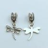Colgante de libélula de aleación retro de moda europea y americana, accesorios de joyería DIY chapados en plata antigua, insectos perforados, fabricantes al por mayor