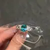 Ondas Claras Color Sereno ~ Anillo de Zircón Azul Anillo de Estilo Fresco Sentido de Diseño de Nicho Lujo Ligero Joyería de Mano Sensación de Alta Gama para Mujeres
