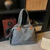Nova bolsa de mão retrô com rebites 2026, grande capacidade, bolsa tote fashion para mulheres, bolsa de ombro, adequada para o trajeto diário, com design tridimensional