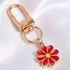 Llavero colgante de aleación con diseño de margarita estilo goteo de aceite, anilla en D dorada, charm de flor multicolor, accesorios para manualidades, venta al por mayor