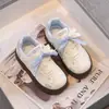 Zapatillas de entrenamiento alemanas para niñas, zapatillas de dibujos animados para niños, nuevo estilo primavera y otoño 2026, zapatos casuales versátiles antideslizantes de suela blanda y elegantes para niñas