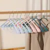 Colgador de plástico directo de fábrica multifuncional antideslizante sin costuras de hombro ancho para colgar ropa en casa, soporte grueso para secar ropa