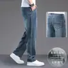 Jeans azul claro de alta qualidade para homens, corte reto solto, novo lançamento outono 2026, calça longa casual versátil, moderna