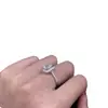 Anillo de Plata 925 con Diamante de Alto Carbono para Mujer, Anillo Sencillo y Elegante de Corte Esmeralda Micro-Pavimentado 18K