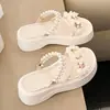 Sandalias de Plataforma Estilo Hada de Perlas Nuevas de Verano 2026 Suela Gruesa Flor Dulce de Una Correa Chanclas de Plataforma de Playa