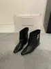 Botas de Cano Curto de Camurça com Salto Escondido Estilo Europeu Retrô Femininas 2026 Outono/Inverno Nova Chegada Nicho Bico Quadrado Botas para Calça Botas Martin Emagrecedoras