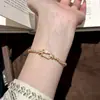 Pulseira de luxo leve em tom de areia e ouro com fecho de ferradura cravejado com zircônia cúbica, um design sofisticado e elegante, pulseira versátil de liga de cobre para mulheres
