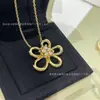 Novo Trevo de Quatro Folhas V-Ouro Versão de Luxo Galvanizado 18K Flor de Renda Colar Girassol Corrente para Clavícula Fashionável Versátil Venda Direta
