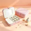 Caja de joyería portátil de stock de fábrica, caja de exhibición de accesorios de gran capacidad con espejo, caja de almacenamiento para aretes de oro, anillos y collares