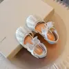 Zapatos de princesa para niñas, nueva colección de verano 2026, adornados con pedrería, suela suave, antideslizantes, con detalles de lazo, estilo moderno de media sandalia para niños pequeños y medianos, diseño de cristal