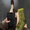 La paleta de colores otoñales irradia una vibra de "dinero viejo", con un impresionante diseño en relieve y una textura ultraexquisita que realmente resalta cuando se ve de cerca.