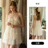 Elegante y dulce conjunto de ropa de casa de tres piezas: falda de encaje de malla de doble capa con copas en el pecho, camisón holgado y bata exterior 5272