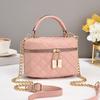 Bolsa Caixa para Mulheres 2025 Nova Pequena Quadrada Acolchoada de Mão com Alça de Ombro Pequena Bolsa de Corrente Perfumada Mini Bolsa Transversal Tendência