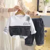 Outono 2026 Novo Estilo Conjunto de Roupas de Primavera e Outono para Bebês Meninos Crianças Pequenas Estiloso Patchwork Jeans Conjunto de Duas Peças Moda Tendência Atacado